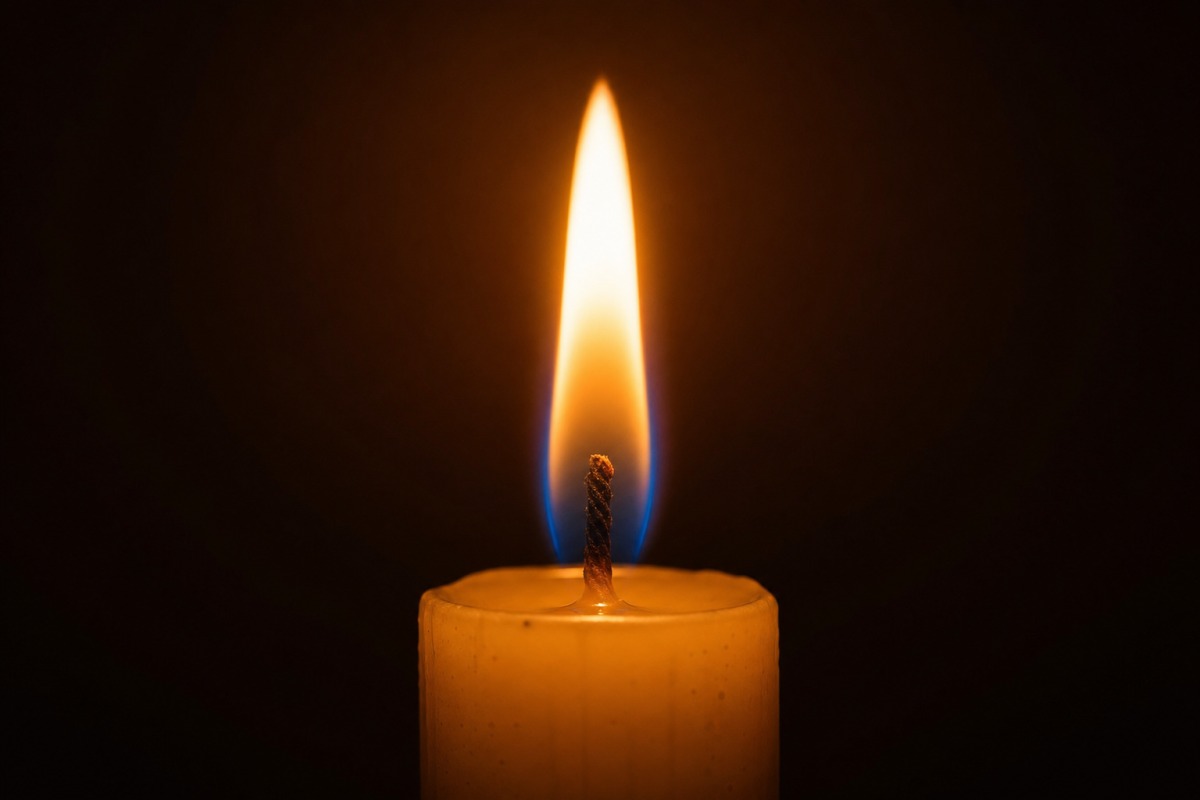 Stabile, aufrechte Kerzenflamme an einem zugfreien Standort