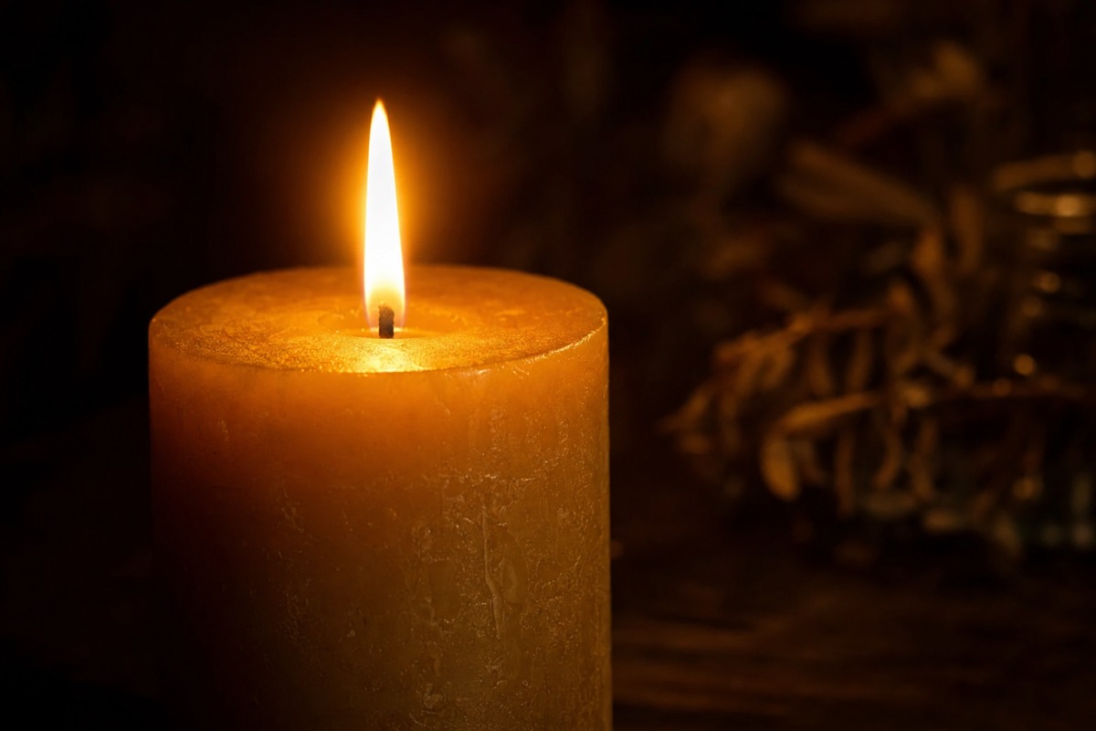 Nahaufnahme der gleichmäßigen Flamme einer brennenden handgefertigten Kerze
