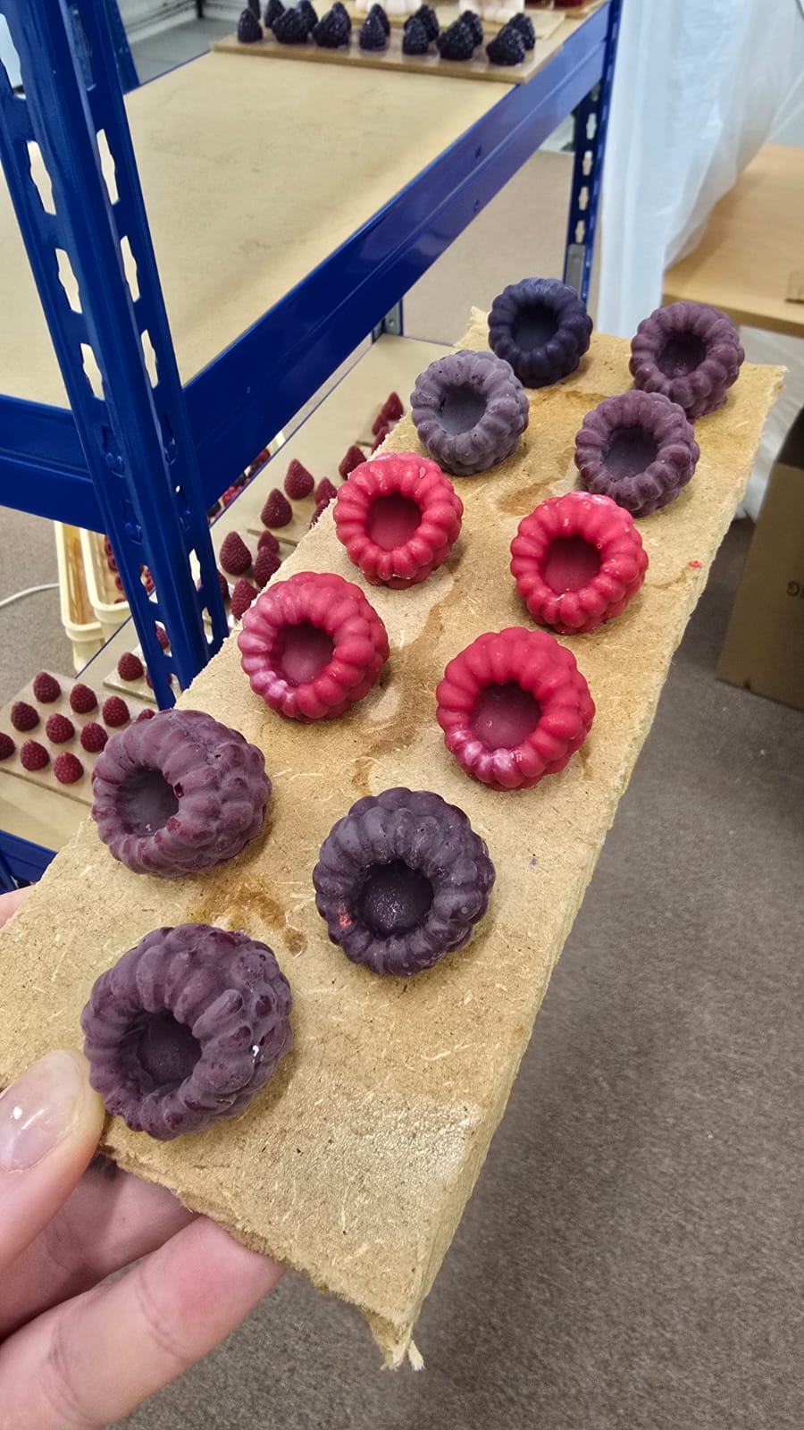 Wachskerzen in Form von Himbeeren vor dem Lackieren, matte Oberfläche