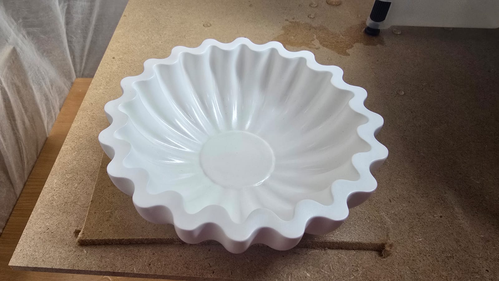Weißer Kerzenbehälter nach der ersten Acrylschicht, satte Farbe