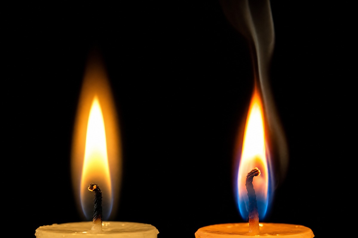 Vergleich zweier Flammen — links die saubere natürliche, rechts die rußende Paraffinflamme