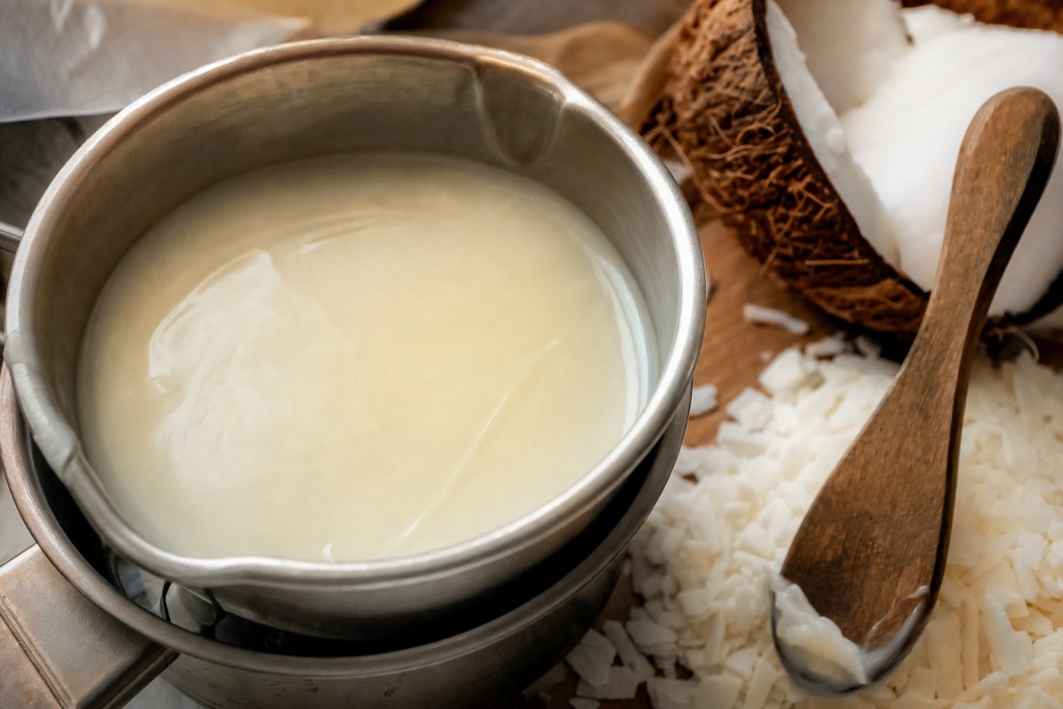 Dichtes, cremefarbenes Pflanzenwachs mit Kokos- und Sojaflocken, bereit zum Gießen