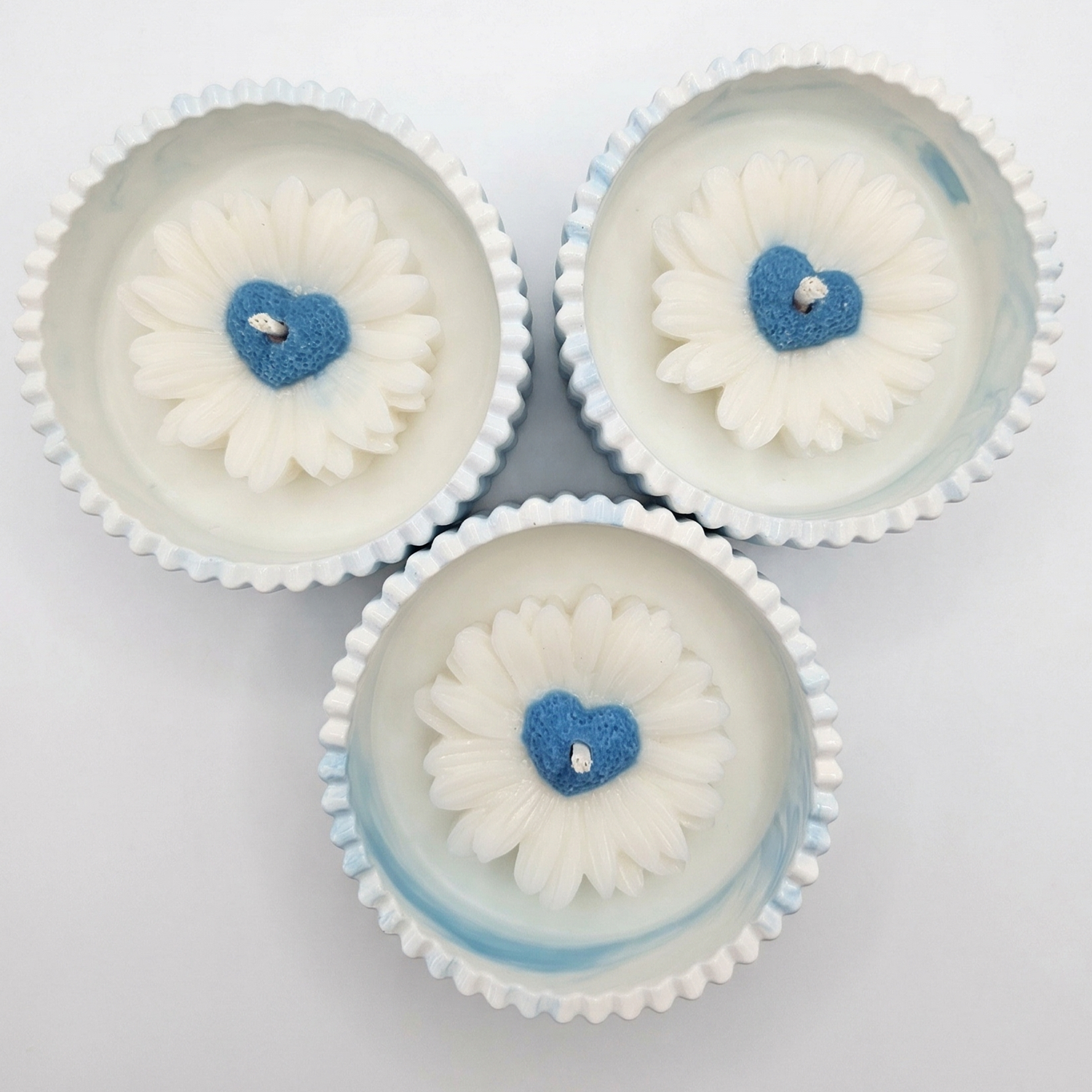 Kerze Margerite in den Wolken - Weiß / Blau / Mango, Limette